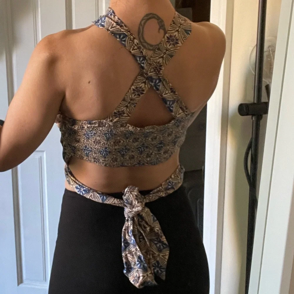 Valija Top Cross Over Halter Cut Out - Picture 2 of 4